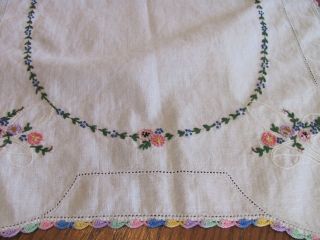 Vintage Dresser Scarf Table Runner - Embroidered Baskets,  Flowers & Crochet Edge 4