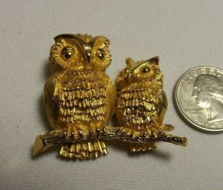 Vintage Signed Trifari Gold - Tone Metal Mother & Baby Owl Birds Pin Brooch