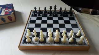 Vintage Magnetic Chess Set,  10.  5 " Folding Board / Case,  1.  125 " Squares,  2 " K {05