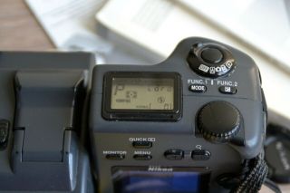 Vintage Nikon COOLPIX 995 3.  2MP Digital Camera 4