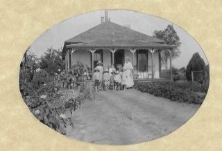 Vintage Photo Vp159 Group Of 9 Posing In Brimmed Hats In Front Of House