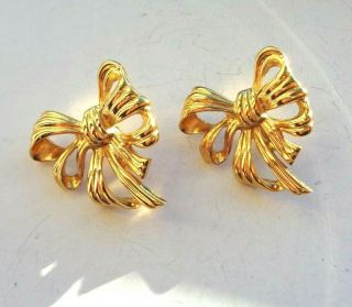 VINTAGE SIGNED GIVENCHY POLISHED GOLDEN RIBBON BOW DESIGN PIERCED EARRINGS 4
