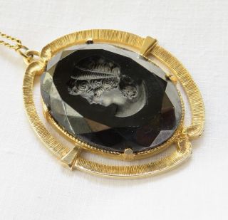 Vintage 1 - 1/2 " Black Intaglio Cameo Gold Tone Pendant On 24 " Chain Necklace