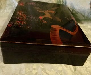 VINTAGE ORIENTAL LACQUERED HAND PAINTED MUSICAL JEWELLERY BOX. 4
