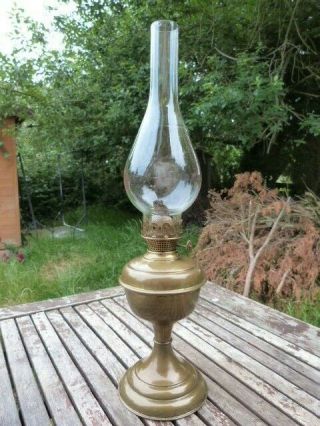 LOVELY ANTIQUE VINTAGE BRASS & GLASS OIL LAMP. 2