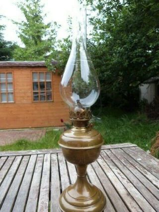 LOVELY ANTIQUE VINTAGE BRASS & GLASS OIL LAMP. 3