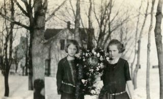 Zz613 Vtg Photo Two Girls With Christmas Wreath C Early 1900 