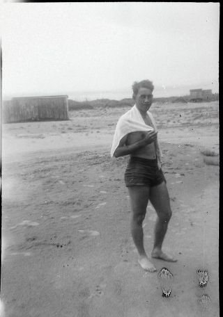 W8 - Vv Vintage Photo Negative - Man On Beach - 1944 Ww2 Ww11 Gay Int