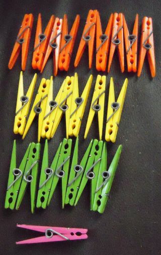 Vintage Plastic Penley Clothespins Clothes Pins (24) Penley 