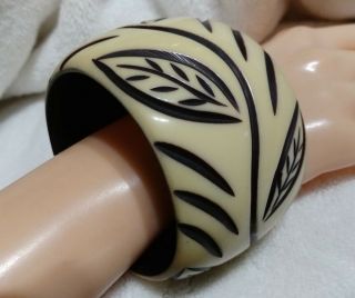 Vintage,  Chunky Brown And Off White Carved Lucite Bangle Bracelet