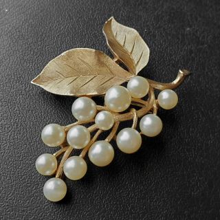 Signed Crown Trifari Vintage Gold Tone Pearl Grape Vineyard Leaf Brooch Pin W135