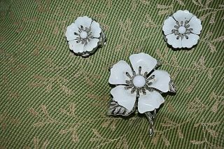 Vintage Sarah Coventry White Flower Brooch Clip Earrings Set Silver Tone
