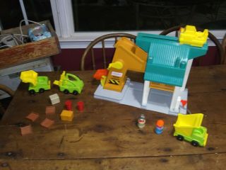 Vintage Fisher Price Little People Lift And Load Depot