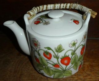 Vintage Sheffield 1980 Strawberry Patch Teapot W Bamboo Handle 4 Cup Dr26