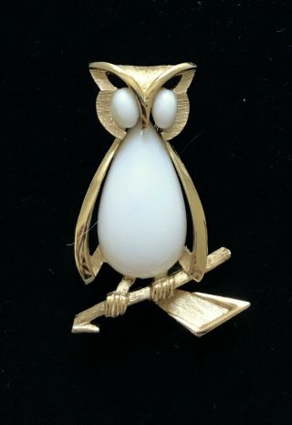Vtg Trifari Gold Tone White Owl Brooch Signed 1 3/4 " M001