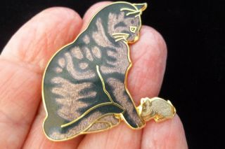 VINTAGE DELIGHTFUL CLOISONNE ENAMEL FISH IN CROWN CAT AND MOUSE BROOCH PIN 2