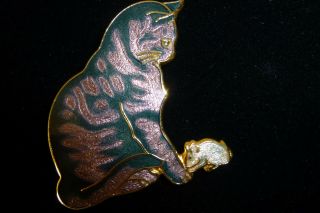 VINTAGE DELIGHTFUL CLOISONNE ENAMEL FISH IN CROWN CAT AND MOUSE BROOCH PIN 3
