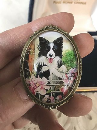 Gorgeous Border Collie Dog Standing Up At Gate Vtg Effect Cameo Brooch - Bn
