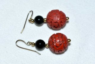 Vintage Asian Hand Carved Cinnabar Bead And Black Onyx Dangle Earrings