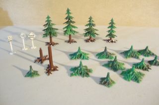 4 - Vintage Plasticville Mini Ho Pine Trees And 3 Signs 2410