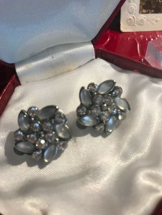 Gorgeous Vintage White Glass Clip On Earrings Silver Tone Metal