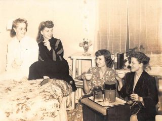 Women Sleepover Pajama Party In Bed Share Coffee Vtg Lesbian Int Photo
