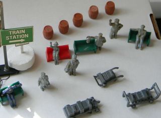 Vintage Railroad Workers & Station People Baggage Carts - HO Scale 3