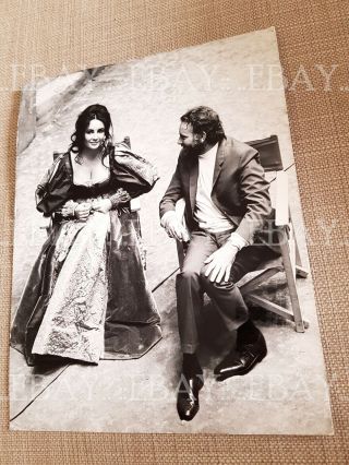 Elizabeth Taylor And Richard Burton On Set - Vintage Press Photo