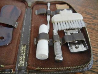 VINTAGE BROWN MEN ' S TRAVEL SHAVING AND GROOMING LEATHER ZIPPERED KIT 2