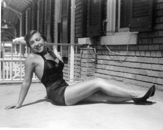 Vintage Photo: Pin - Up Girl Woman Swimsuit High Heels Gams 40 