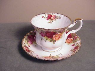 Vintage English Royal Albert Porcelain - Old Country Roses - Teacup & Saucer Set