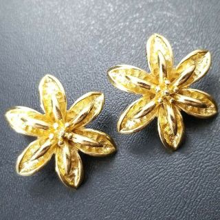 Signed Monet Vintage Gold Tone Flower Mid Century Clip Earrings W24