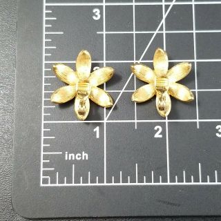 Signed MONET Vintage Gold Tone Flower Mid Century Clip Earrings W24 2