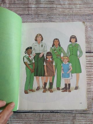 Vintage Worlds To Explore Handbook for Brownie and Junior Girl Scouts 1977 3
