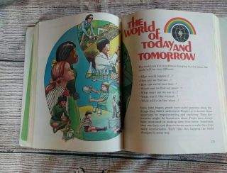 Vintage Worlds To Explore Handbook for Brownie and Junior Girl Scouts 1977 4