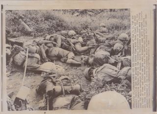 Henri Huet: U.  S.  Dead Soldiers 1st Air Cavalry Vietnam War Vintage 1966 Photo