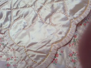 Vintage Satin Crib Blanket Hand Quilted Basket of Flowers Scalloped Edge Floral 6