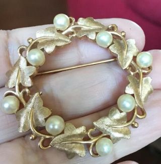 Charming Vintage Crown Trifari Goldtone Leaf Faux Pearl Circle Wreath Brooch Pin