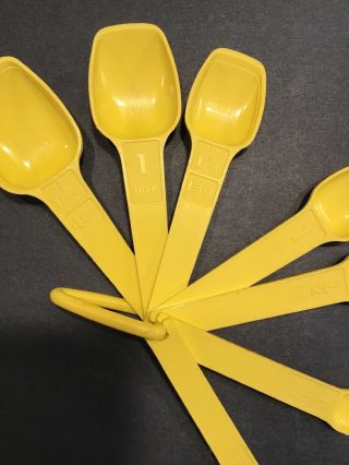 Vintage Tupperware Yellow measuring spoons complete set collectible 4