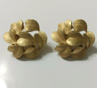 Vintage Crown Trifari Textured Gold Tone Leaf Swirl Clip - On Earrings