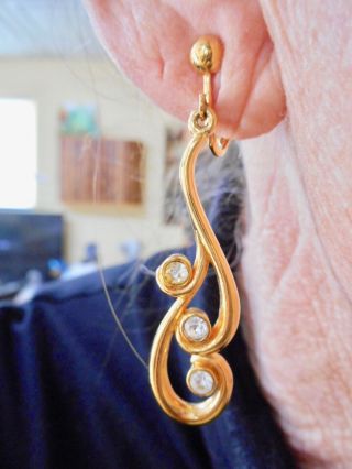 Authentic Vintage Avon " Melody Dangle " Gold Tone Rhinestone Pierced Earrings