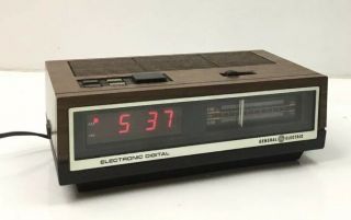 Vintage General Electric Ge 7 - 4640b Electronic Digital Alarm Clock W/am/fm Radio