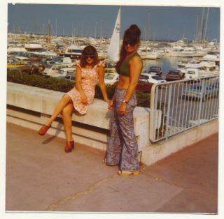 Vintage Photo 1970 - 80s - 2 Pretty Women Posing In Sunglasses