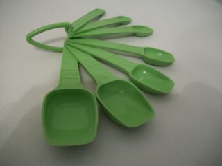 VINTAGE TUPPERWARE NESTING MEASURING SPOONS WITH RING 7 SPOONS,  GREEN 2