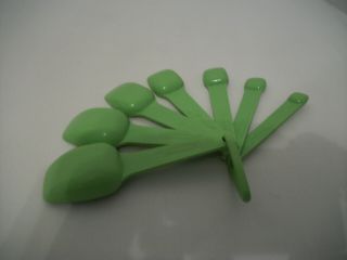 VINTAGE TUPPERWARE NESTING MEASURING SPOONS WITH RING 7 SPOONS,  GREEN 3