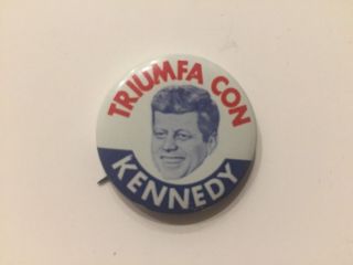 Vintage 1960 John F.  Kennedy For President 1 1/8 " Button Pin Triumfa Con Kennedy