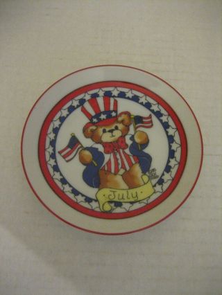 Vintage Enesco Lucy And Me 1985 July Uncle Sam Bear Small Decorative Plate 4inr.