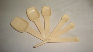 Tupperware Vintage Yellow/Gold Measuring Cups and Almond Measuring Spoons 3