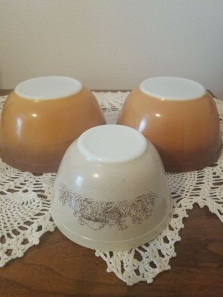 3 Vintage Pyrex Mixing Bowls.  1 Mushroom Pattern.  750 Mls.  2 Brown 1 1/2 Qt.