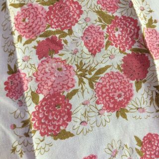 Vtg Kitchen Tea Towel Ivory Pink Mod Floral Daisy 26x15 " Shab Farm Cot Chic